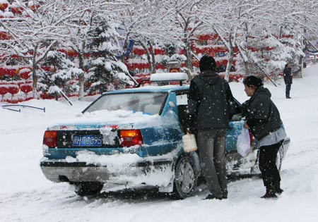 A heavy snowfall hits Altay area in northwest China's Xinjiang Uygur Autonomous Region Feb. 3, 2009, causing inconvenience to trffic. (Xinhua/Liu Xinhai)