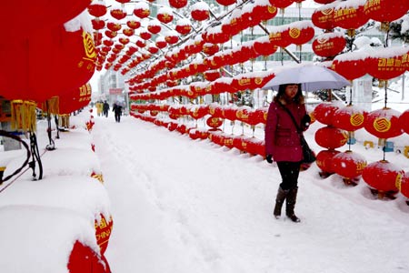 A woman walks in snow in Altay, northwest China's Xinjiang Uygur Autonomous Region, Feb. 3, 2009. A heavy snowfall hit Altay area Tuesday, causing inconvenience to trffic. (Xinhua/Liu Xinhai) 