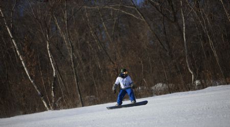 A parallel Giant Slalom athlete trains at Maoershan Ski Resort in Maoershan Town 85km southeast from Harbin, capital of northeast China's Heilongjiang Province, Feb.18, 2009. Sports of the 24th World Winter Universiade including Snowboarding and Biathlon will take place from Feb. 20 in Maoershan. (Xinhua/Liao Yujie)