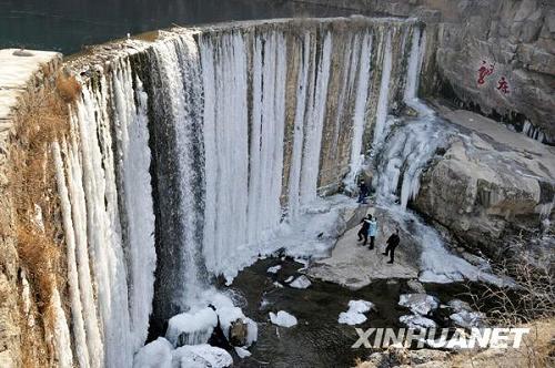 Замерзший водопад в городе Цзаочжуан провинции Шаньдун