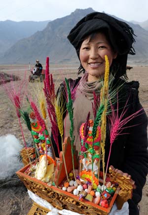  villager holds a box of Chemar during a ceremony to mark the start of the spring farming season at Shexing Village, Doilung Deqen County, southwest China's Tibet Autonomous Region, March 15, 2009.(Xinhua/Soinam Norbu)