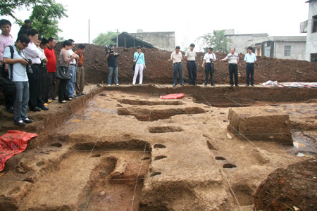 A group of correspondents cover the archaeological excavation site on-the-spot at Wangzigang Relics in Lingling District of Yongzhou City, central China's Hunan Province, May 13, 2009. Archaeologists discovered several cultural layers after a few months' work. Shelters, tombs and skeletons of ancient human being were found in the ruins. According to Chai Huangbo, the leader of the archaeological team, the relics can be traced back to the period of late Neolithic Age to early Shang Dynasty (1600 BC-1046 BC), about 4,000 years ago, and it is of great significance to the research of the culture in middle phase of Shang Dynasty. (Xinhua/Hu Minggao)