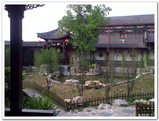 На фото: Сад с прудом в Резиденции семьи Ши в городе Тяньцзинь (фото снято 21 мая 2009 г.)