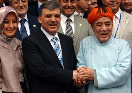 Visiting Turkish President Abdullah Gul (front C) visits a mosque in Xi'an, capital of northwest China's Shaanxi Province, June 27, 2009. (Xinhua/Ding Haitao)