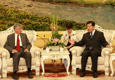 Jia Qinglin (R), chairman of the National Committee of the Chinese People's Political Consultative Conference, meets with Luis Alberto Vargas, the president of the International Union of Anthropological and Ethnological Sciences (IUAES), in Beijing, China, July 26, 2009. (Xinhua/Pang Xinglei)