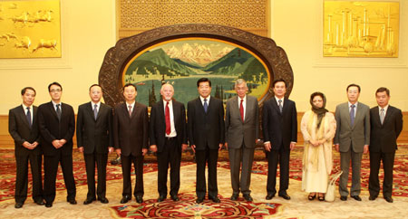 Jia Qinglin (C), chairman of the National Committee of the Chinese People's Political Consultative Conference, poses for a group photo prior to his meeting with Luis Alberto Vargas (5th R), the president of the International Union of Anthropological and Ethnological Sciences (IUAES), in Beijing, China, July 26, 2009. (Xinhua/Pang Xinglei)