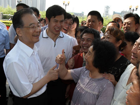 Chinese Premier Wen Jiabao (L, Front) talks with local citizens at a street in Jilin, a city in northeast China's Jilin Province, July 26, 2009. Wen made an inspection tour in Jilin Province from July 25 to 27. (Xinhua/Yao Dawei)