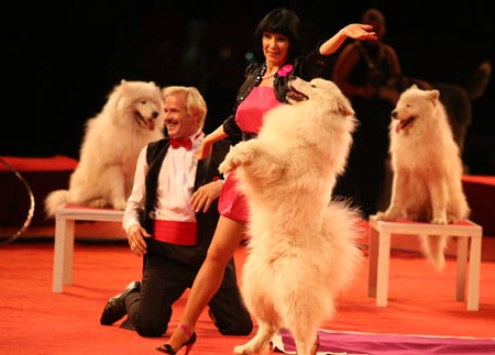 Members of a Russian circus perform in Taizhou Gymnasium in Taizhou, east China's Jiangsu Province, Aug. 17, 2009. (Xinhua/Gu Jun) 