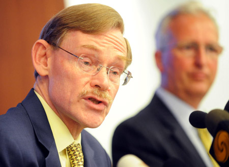 World Bank Group President Robert B. Zoellick said Wednesday China's decision to pursue proactive fiscal and moderately easy monetary policies would benefit the economic recovery of both China and the world.