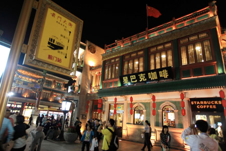 Crowds of tourists visit the Qianmen Street, one of the old commercial areas of Beijing, capital of China, Oct. 3, 2009. (Xinhua/Luo Wei)