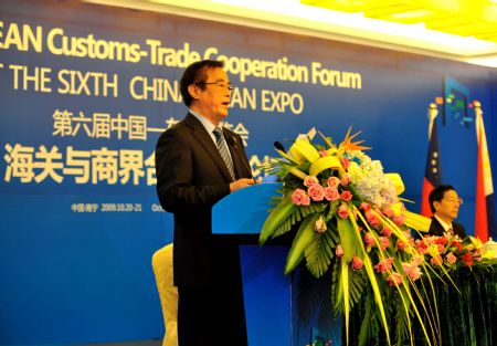 Director of the General Administration of Customs of China Sheng Guangzu addresses the China-ASEAN Customs-Trade Cooperation Forum at the 6th China-ASEAN Exposition in Nanning, capital of southwest China's Guangxi Zhuang Autonomous Region, on Oct. 20, 2009. More than 260 participants including government officlas, representatives of research institutions, chambers of commerce and enterprises attend the forum on Tuesday. (Xinhua/Zhang Ailin) (lyx)