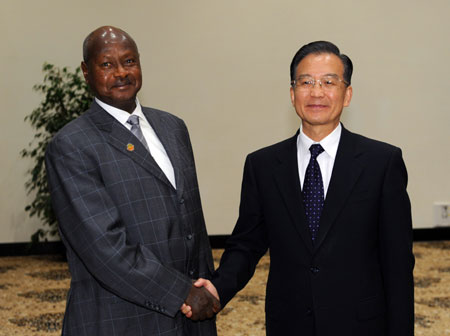 Chinese Premier Wen Jiabao (R) meets with Ugandan President Yoweri Museveni in Sharm El-Sheikh, Egypt, Nov. 8, 2009. (Xinhua/Li Tao)