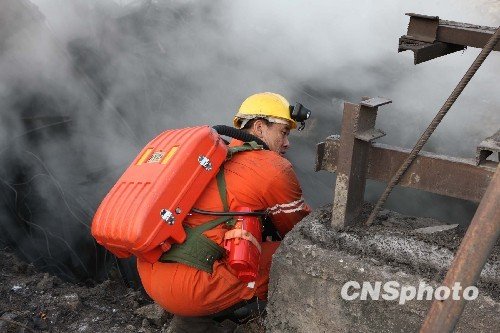 救援人员在事故发生井口监测沼气情况。 中新社发 房宝树 摄