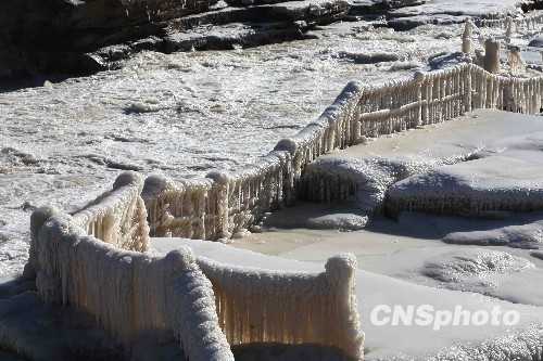 Красивые ледяные сосульки на водопаде Хукоу 