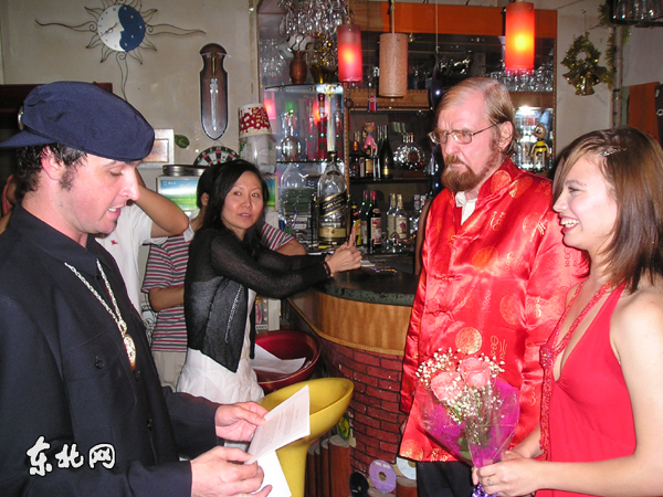 <em>17岁花季少女</em>与70岁古稀老人的忘年之恋-老外