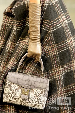 Коллекция женских сумок «Louis Vuitton» на неделе моды-2010 в Париже7