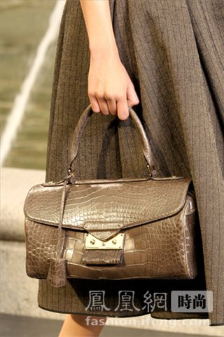 Коллекция женских сумок «Louis Vuitton» на неделе моды-2010 в Париже19