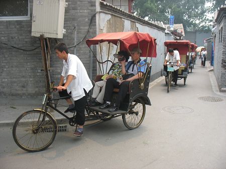 Rickshaws running back and forth at Houhai Photo: Yang Jie 