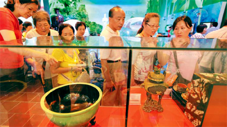 A piece of lacquerware that won a number of Expo awards between 1889 and 1926 is now on display in the pavilion. [Gao Erqiang / China Daily]