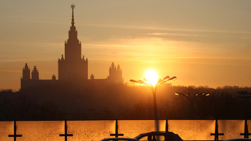 Вид на здание Московского государственного университета. Архив