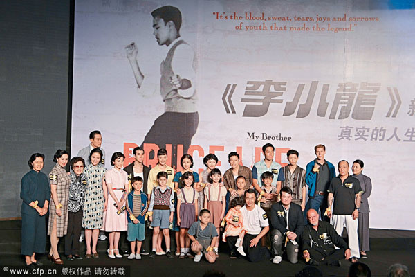 The cast members of Film Bruce ...