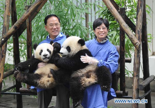 HK Chief Executive and wife vis...