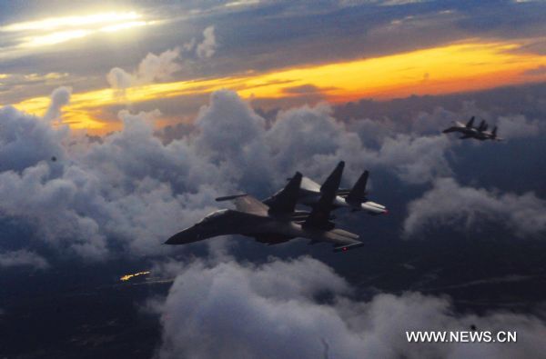 Warplanes fly during a military drill held by Air Force of the Guangzhou Military Area Command of the People's Liberation Army (PLA) based in Guangzhou, capital of South China's Guangdong province, July 29, 2010. (Xinhua/Shen Ling) (ly) 