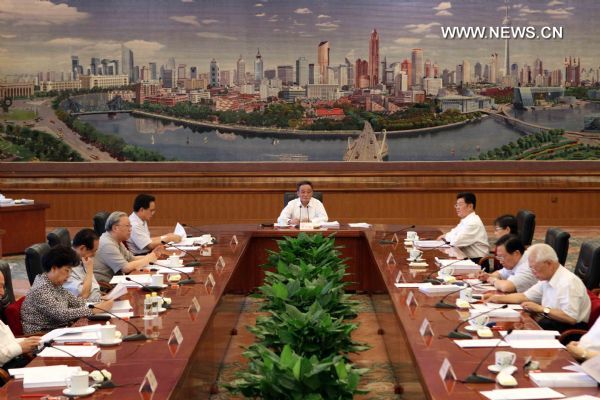 Wu Bangguo (C), chairman of the Standing Committee of China's National People's Congress (NPC), the country's top legislature, presides over the 48th chairpersons' meeting of the 11th NPC Standing Committee at the Great Hall of the People in Beijing, capital of China, Aug. 16, 2010. (Xinhua/Liu Weibing)  (hdt) 