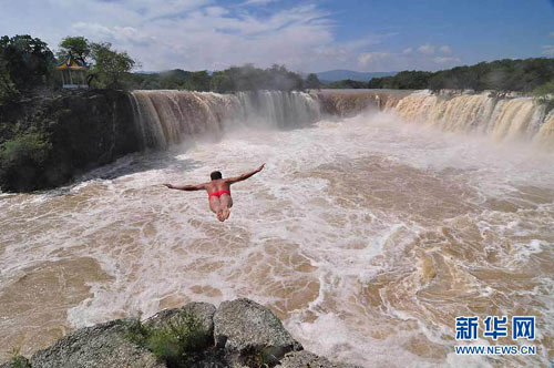 Отважный полёт в водную бездну