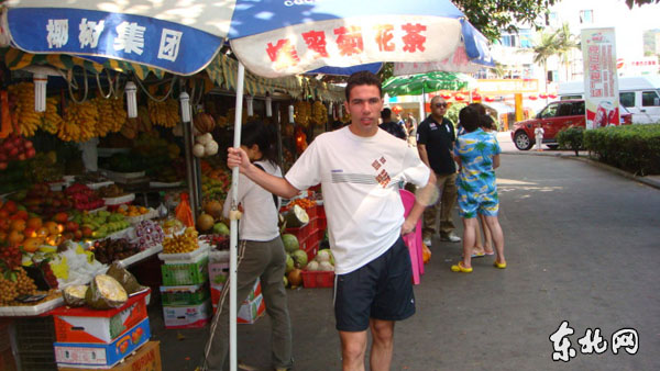 外国人喜欢吃海鲜吗_深圳澳头吃海鲜_外国人养凤头鹰吗