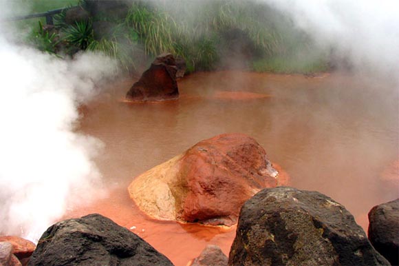 Кровавый пруд (Blood Pond Hot Spring), город Беппу (Beppu), Япония 