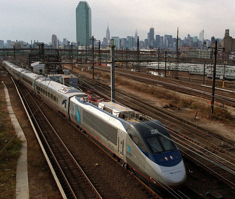 Скоростной поезд Amtrak's Acela Express следует из Нью-Йорка в Бостон 