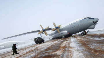 Военно-транспортный самолет АН-22.