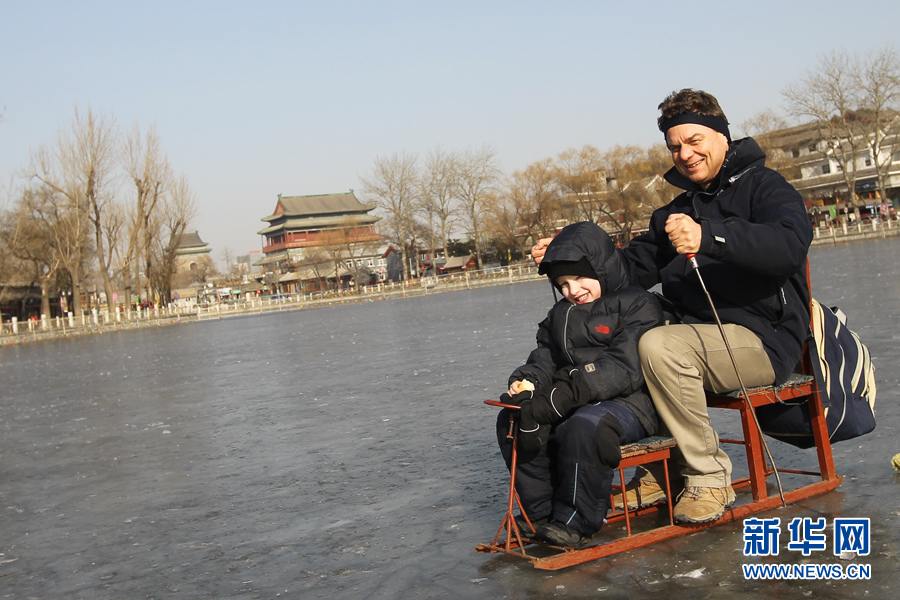 Иностранцы любуются зимним фитнесом на катке озера Шичахай