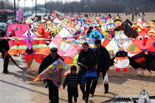 Residents purchase kites in Yangzhou, east China's Jiangsu Province, Feb. 20, 2011. Yangzhou witnessed a warm and sunny day on Sunday. (Xinhua/Fan Youlin) (ly) 