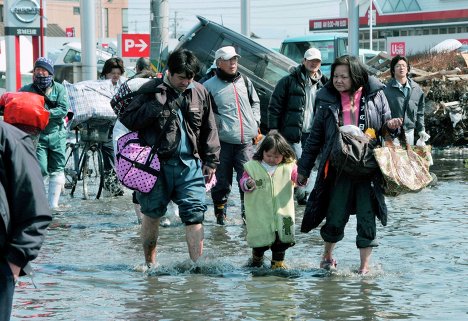 Жители разрушенного землетрясением города Ишимаки