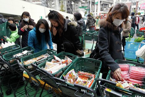 Японцы покупают продукты на рынке в разрушенном землетрясением городе Сендай