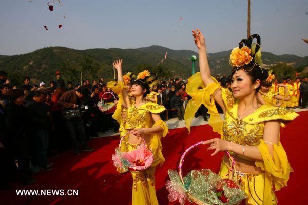 Actors strew flowers to celebrate the traditional flower-worshiping festival in Ninghai County, east China's Zhejiang Province, March 24, 2011. People worshiped the Flower God wishing for good weather and bumper harvest, on the twelfth day of the second lunar month, according to a folk custom originated from China's Tang Dynasty (618-907). (Xinhua/Zhang Peijian) (cxy) 