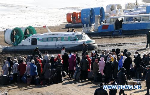 Через пограничную реку между КПП Хэйхэ и Благовещенском на период ледохода начались пассажироперевозки судами на воздушной подушке 