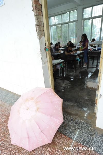 Examinees are seen in an examination room of the No. 2 Middle School in the flood-hit Wangmo County, southwest China's Guizhou Province, June 7, 2011. A total of 902 students of the county took part in the annual National College Entrance Examination (NCEE) at the school on Tuesday. The flood hit the county has caused 14 people dead and 35 others missing. (Xinhua/Liu Xu)(mcg) 
