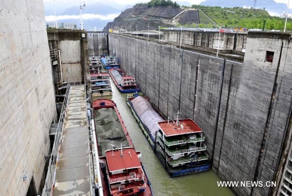 Photo taken on June 18, 2011 shows cargo vessels pass through a ship lock of the Three Gorges in Yichang, central China's Hubei Province.  The freight volume through ship locks of the Three Gorges, which has run for eight years by Saturday. The ship locks of the Three Gorges, which operates accumulative 68,000 times, have seen 474,000 ship-times pass through carrying 9.429 million person-times in the past eight years. (Xinhua/Zheng Jiayu) (lfj) 