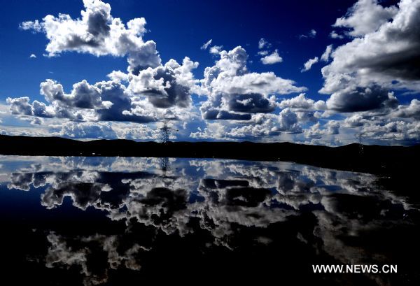 Photo taken on Aug. 10, 2011 shows the scenery of the grassland set off by blue sky in northern part of southwest China's Tibet Autonomous Region, Aug. 10, 2011. The sunny sky brightens the grassland as autumn creeps in. (Xinhua/Chogo)(ry)  