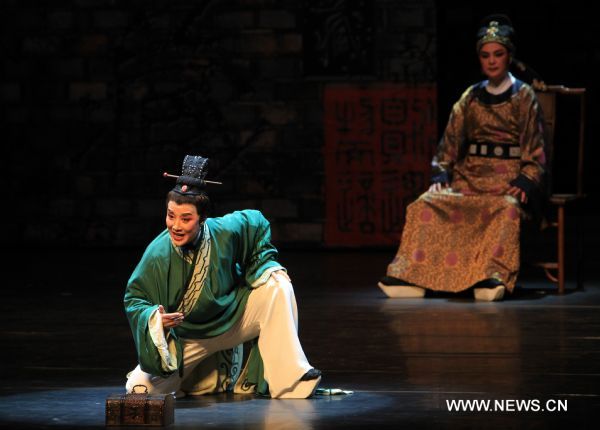 Troupers perform in the Yueju Opera 'Tale of the Ancient Book Collector' in the National Center for the Performing Arts in Beijing, capital of China, Aug. 20, 2011.  The new Yueju Opera 'Tale of the Ancient Book Collector' performed by Xiaobaihua Yueju Opera Troupe of east China's Zhejiang Province was staged in Beijing on Saturday.   (Xinhua/Fan Rujun) (zgp) 