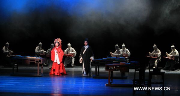 Troupers perform in the Yueju Opera 'Tale of the Ancient Book Collector' in the National Center for the Performing Arts in Beijing, capital of China, Aug. 20, 2011.  The new Yueju Opera 'Tale of the Ancient Book Collector' performed by Xiaobaihua Yueju Opera Troupe of east China's Zhejiang Province was staged in Beijing on Saturday.   (Xinhua/Fan Rujun) (zgp) 