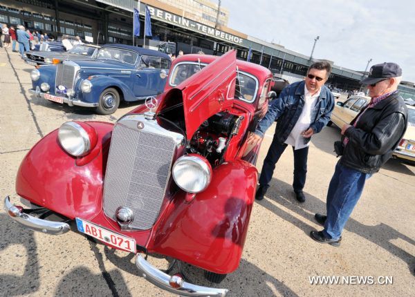 A man from Bitterfeld introduces his 1952 Mercedes Benz during a Mercedes Benz vintage car show to mark the German car maker's 125 founding anniversary at the former Tempelhof airport in Berlin, Germany, Aug. 28, 2011.  (Xinhua/Ma Ning) (lyi) 