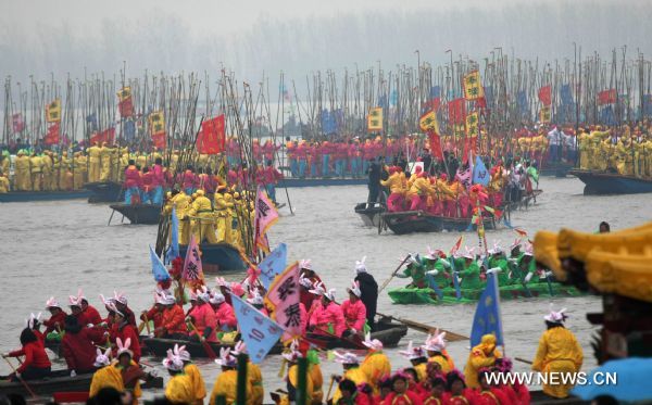 People on boats participate in a water temple fair on Qinhu Lake to celebrate the opening of the 6th China Wetland Eco-tourism Festival in Qintong Township, east China's Jiangsu Province, April 6, 2011.  (Xinhua/Ding Xiaochun) (cxy) 