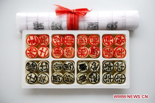 Photo taken on Sept. 3, 2011 shows moon cakes in pattern of Chinese chess at a bakery in Nanjing, capital of east China's Jiangsu Province. Chinese have the tradition to eat moon cakes on the Mid-Autumn Festival, which falls on Sept. 12 this year.    (Xinhua/Wang Xin) (mcg) 