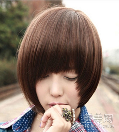 设计灵感:这款方脸型发型呈现了丰富的层次感