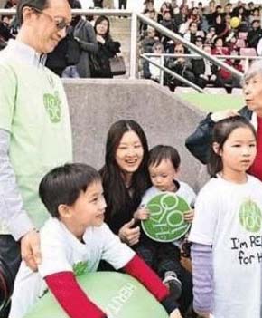 <em>伏明霞</em>教子有方 全家出游阵容庞大队形整齐-伏