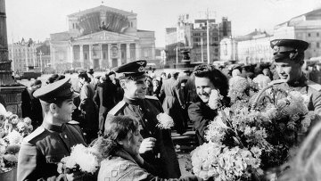 Празднование Дня Победы на Театральной площади. 9 мая 1945 года.